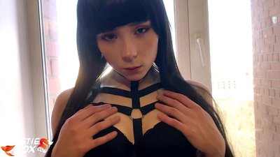 Hete Brunette zuigt diep en gevoelig geneukt voor geld